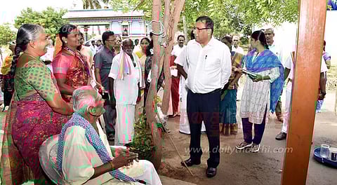 சிக்கம்பட்டி ஊராட்சியில் மகளிர் உரிமைத்தொகை திட்டம்கலெக்டர் கார்மேகம் ஆய்வு