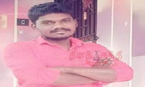 மோட்டார் சைக்கிள் மீது டிப்பர் லாரி மோதியது; 2 வயது குழந்தை உள்பட ஒரே குடும்பத்தில் 4 பேர் பலி