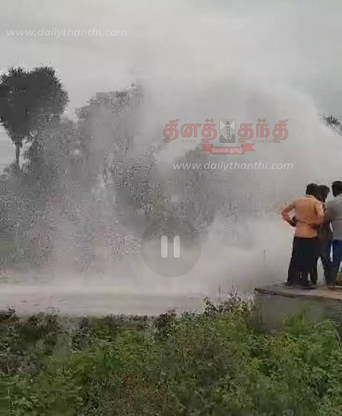 ஓமலூர் கோல்காரன்வளவு அருகேகூட்டு குடிநீர் திட்ட குழாய் வால்வு உடைந்தது40 அடி உயரத்துக்கு தண்ணீர் பீய்ச்சி அடித்ததால் பரபரப்பு