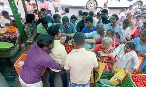 "நன்றி சொல்ல உனக்கு வார்த்தையில்ல எனக்கு" - கடலூரில் 20 ரூபாய்க்கு தக்காளி விற்பனை செய்த வியாபாரி..!
