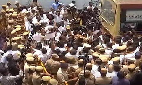 சென்னை எழும்பூரில் ரெயில் மறியலில் ஈடுபட முயன்ற காங்கிரஸ் கட்சியினர் கைது