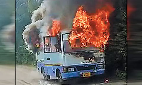 சோமங்கலம் அருகே வேன் திடீரென தீப்பிடித்து எரிந்ததால் பரபரப்பு