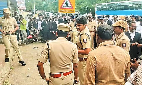 செங்கல்பட்டு கோர்ட்டு அருகே வெடிகுண்டு வீசி ரவுடியை கொல்ல முயற்சி - ஆஜராக வந்தபோது பயங்கரம்