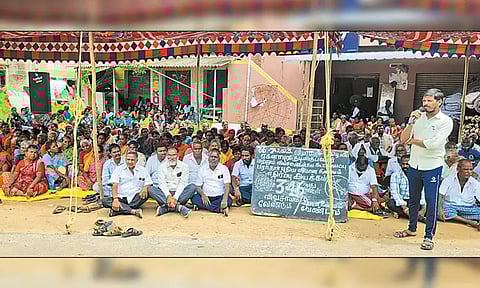 பரந்தூரில் விமான நிலையம் அமைய உள்ள பகுதியில் அதிகாரிகளை தடுத்து கிராம மக்கள் போராட்டம் - 300 பேர் கைது