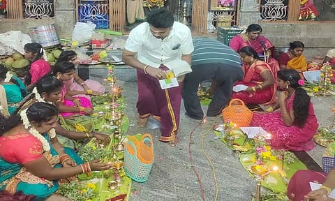 பேரூரணி பத்திரகாளியம்மன் கோவிலில் திருவிளக்கு பூஜை