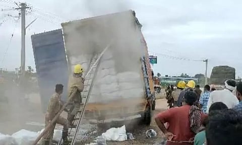 தீப்பிடித்து எரிந்த கண்டெய்னர் லாரி