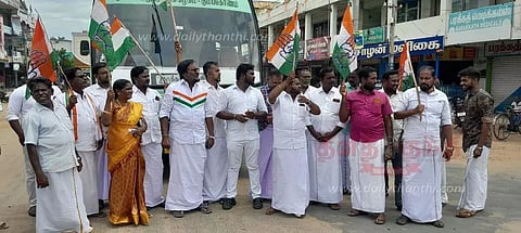காங்கிரஸ் கட்சியினர் சாலைமறியல்-ஆர்ப்பாட்டம்