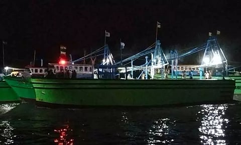 3 நாட்களுக்கு பிறகு தூத்துக்குடி மீனவர்கள் கடலுக்கு சென்றனர்