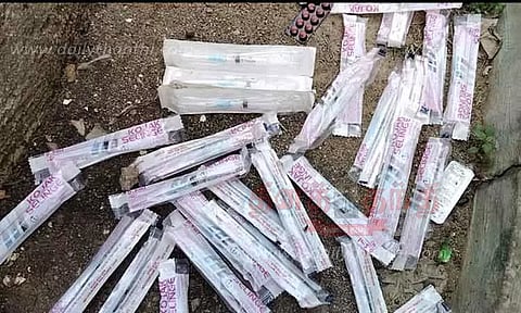 கேட்பாரற்று கிடந்த ஊசி, மருந்து, மாத்திரைகள்