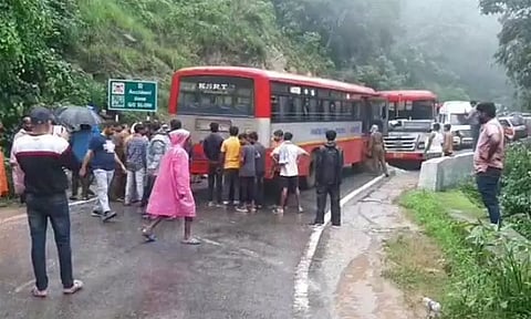 அரசு பஸ்கள் நேருக்கு நேர் மோதல்; டிரைவர்கள் காயம்