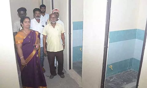 புதிய கழிப்பறை கட்டிடங்களை மேயர் ஆய்வு