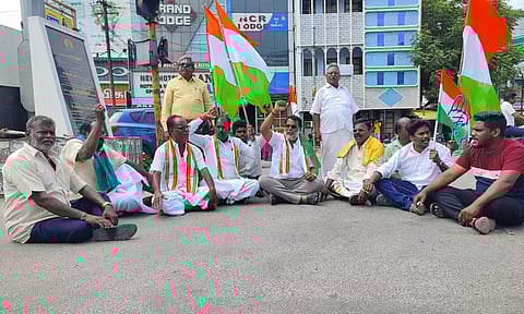 காங்கிரஸ் கட்சியினர் சாலை மறியல்