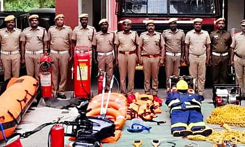 பேரிடர் மீட்பு உபகரணங்களுடன் தீயணைப்பு படைவீரர்கள் தயார்