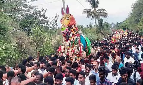 எம்.சூரக்குடியில் புரவி எடுப்பு திருவிழா
