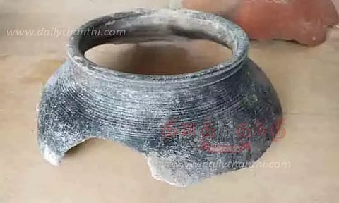 அகழாய்வில் மண்பானை கண்டெடுப்பு