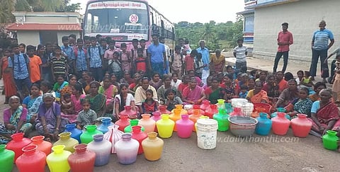 மீன் குட்டைகளுக்கு குடிநீரை பயன்படுத்தி முறைகேடு:அரசு பஸ்சை சிறைபிடித்து கிராம மக்கள் மறியல்நல்லம்பள்ளி அருகே பரபரப்பு