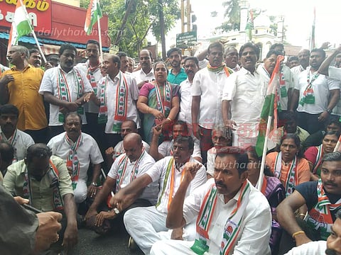 ராகுல்காந்தியின் மேல்முறையீட்டு மனு தள்ளுபடி: குமரியில் 3 இடங்களில் காங்கிரஸ் கட்சியினர் சாலை மறியல்-2 எம்.எல்.ஏ.க்கள் உள்பட 278 பேர் கைது