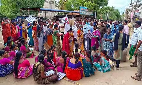 சாலையை சீரமைக்ககோரி பொதுமக்கள் மறியல்