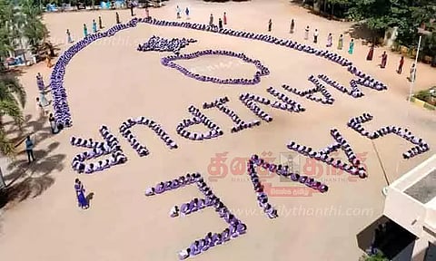 மாணவ-மாணவிகள் பிரார்த்தனை