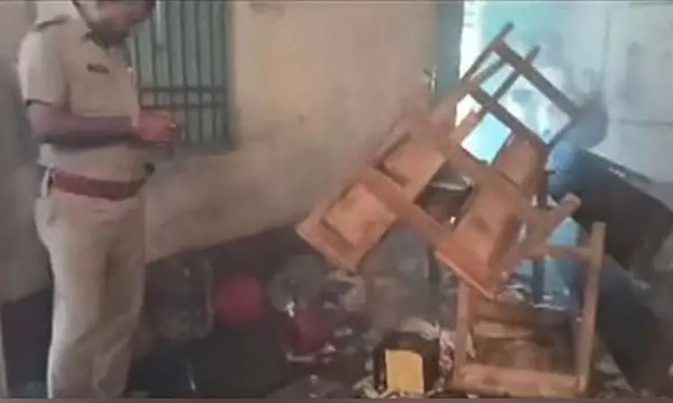 மேற்கு வங்காள பஞ்சாயத்து தேர்தல்; வாக்கு சாவடி சூறையாடல், வாக்கு சீட்டுகள் தீ வைத்து எரிப்பு