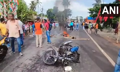 மேற்கு வங்காள பஞ்சாயத்து தேர்தல்; தொண்டர்கள் படுகொலை என பா.ஜ.க., திரிணாமுல் காங்கிரஸ் பரபரப்பு குற்றச்சாட்டு