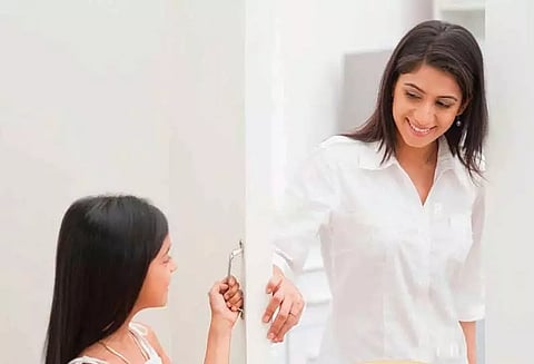 வீட்டில் தனியாக இருக்கும் குழந்தைகளுக்கு கற்றுத்தர வேண்டியவை