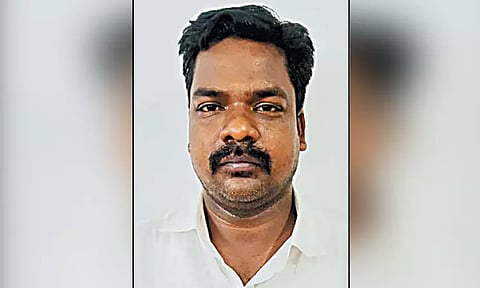 வேலைக்கு தாமதமாக வந்த மனைவியை கண்டித்ததால்: தபால் அதிகாரியை கூலிப்படை வைத்து வெட்டிய வக்கீல் கணவர் கைது