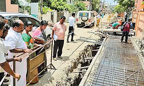 தாம்பரம் மாநகராட்சியில் மழை நீர்வடிகால்வாய் பணிகளை மேயர் ஆய்வு