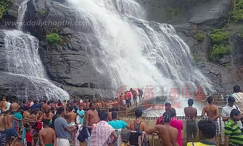 குற்றாலம் அருவிகளில் ஆர்ப்பரிக்கும் தண்ணீர்; சுற்றுலா பயணிகள் உற்சாக குளியல்