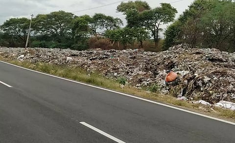 மலைபோல் குவிந்து கிடக்கும் குப்பைகள்