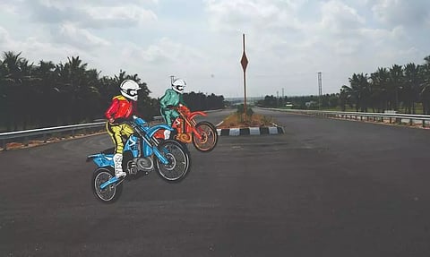 நான்கு வழிச்சாலையில் மோட்டார்சைக்கிளில் பறக்கும் இளைஞர்கள்