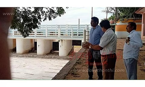 அகலங்கண்ணு தடுப்பணையில் கான்கிரீட் தளம் அமைக்கும் பணி