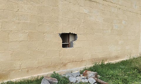 மளிகைக்கடை சுவரில் துளையிட்டு பணம், சிகரெட் கொள்ளை