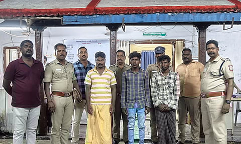 கல்வீசி பஸ் கண்ணாடிகளை உடைத்த 4 பேர் கைது