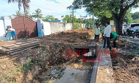 சாலையோரத்தில் தடுப்புச்சுவர் கட்டும் பணி