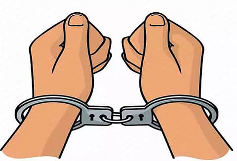 கணவருடன் பழகியவரை கத்தரிக்கோலால் குத்திய பெண் கைது