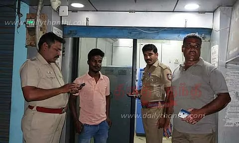 ஏ.டி.எம்.மில் 3 மடங்கு பணம் கொட்டியதால் வாடிக்கையாளர்களுக்கு இன்ப அதிர்ச்சி