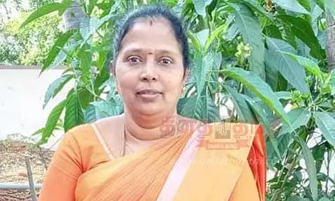 ரெயில் முன் பாய்ந்து அரசு பள்ளிதலைமை ஆசிரியர் தற்கொலை