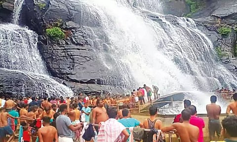 குற்றாலத்தில் களை கட்டிய சீசன்: குவிந்த சுற்றுலாப்பயணிகள், உற்சாக குளியல்