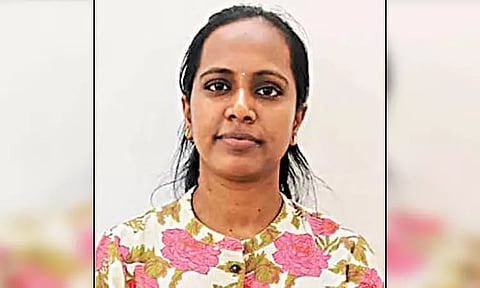 மாடல் அழகியின் புகைப்படத்தை அனுப்பி மயக்கினார்: திருமணம் செய்வதாக வாலிபரை ஏமாற்றி ரூ.9 லட்சம் மோசடி - ஆந்திர பெண் கைது