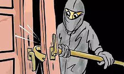 அச்சரப்பாக்கம் அருகே ஸ்டூடியோ பூட்டை உடைத்து திருட்டு