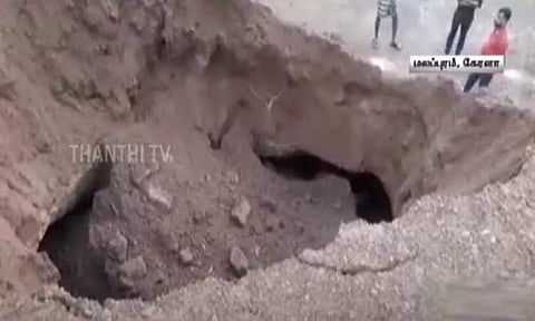 கேரளாவில் திடீரென உருவான ராட்சத பள்ளம் - மாவட்ட நிர்வாகம் ஆய்வு செய்ய மக்கள் கோரிக்கை