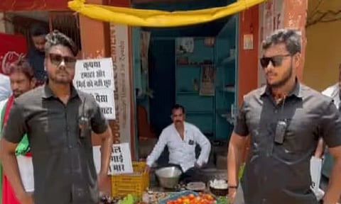 தக்காளியை பாதுகாக்க பவுன்சர்களை நியமித்த காய்கறி வியாபாரி.!