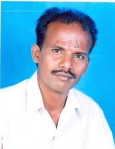 சாலையோரத்தில் ஆசிரியர் மர்மச்சாவு