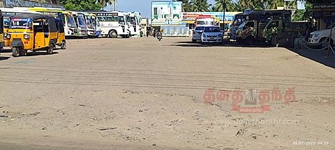 குண்டும், குழியுமான சாலையை சீரமைக்க வேண்டும்