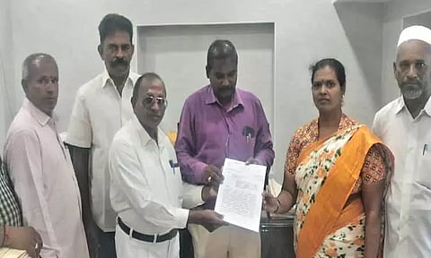 திருச்செந்தூரில் புதுப்பிக்கப்பட்ட சுதந்திரதின நினைவு இரும்பு வளைவு நகராட்சி நிர்வாகத்திடம் ஒப்படைப்பு