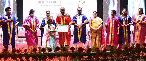 தர்மபுரி அரசு மருத்துவக்கல்லூரி பட்டமளிப்பு விழாஅமைச்சர் மா.சுப்பிரமணியன் 101 மாணவர்களுக்கு பட்டங்களை வழங்கினார்