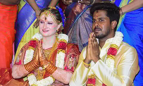 போலந்து நாட்டு பெண்ணை கரம் பிடித்த புதுக்கோட்டை வாலிபர்