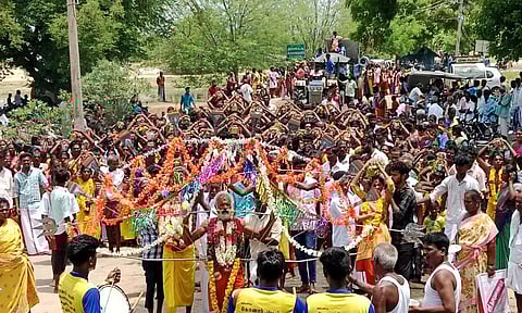 பக்தர்கள் பால்குடம் எடுத்து வந்து நேர்த்திக்கடன்