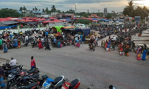 மோட்டார் சைக்கிள் நிறுத்தும் இடமாக மாறிய புதிய பஸ் நிலையம்